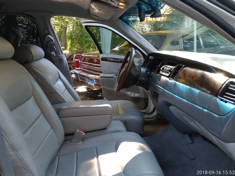 Illustration for article titled At $7,500, Would You Go To Town In This Custom 2000 Lincoln Town Car Station Wagon?